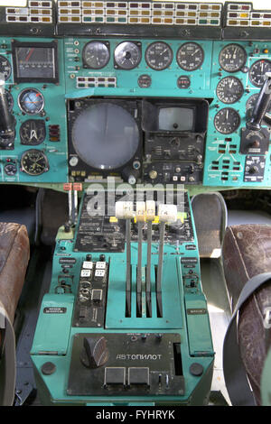 Flugzeug-Cockpit Schubhebel mit Hand an der Spitze für den Start, Tu-144. Stockfoto