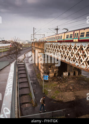 Eine Scotrail/Strathclyde Passenger Transport elektrische s-Bahn auf der Nordlinie Clyde. Stockfoto