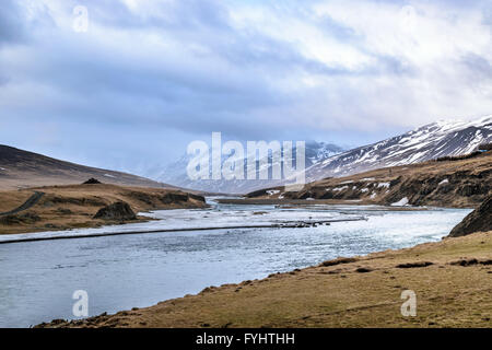 Fluss in der Nähe der Ringstraße, eine Route in Nordisland Stockfoto