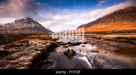 Die gefrorenen Fluß Etive auf dem hohen Rannoch Moor in den westlichen Highlands von Schottland. Stockfoto