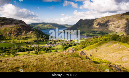 Ullswater See Kurven durchs Gebirge des englischen Lake District am Glenridding. Stockfoto