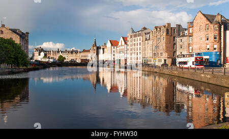 Häuser und Lagerhallen spiegelt sich im Wasser von Leith in Edinburgh, Schottland. Stockfoto