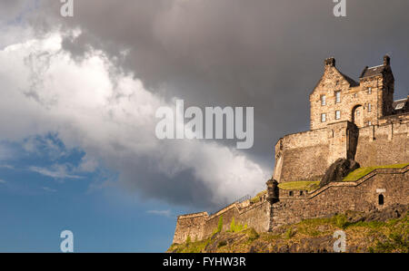 Edinburgh, Schottland - 30. Mai 3011: Nachschlagen in den Baracken des Edinburgh Castle auf Castle Rock im Zentrum von Edinburgh. Stockfoto