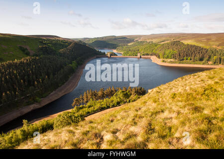 Erstes Licht auf Howden Reservoir in Derbyshire ist Upper Derwent Valley, Teil der Wasserversorgung für Sheffield bewaldet. Stockfoto