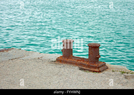 Liegeplatz rostigen Stahl bitts Stockfoto