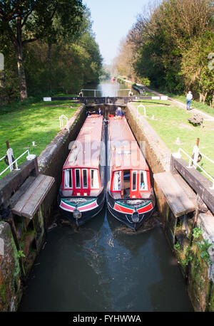 Newbury, England - 22. April 2011: schmale Boote fahren durch Hamstead Verriegelung auf der Kennet und Avon Kanal. Stockfoto