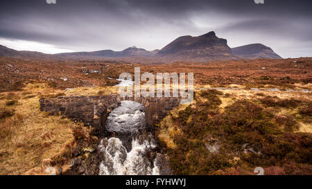 Ein Gebirgsbach fließt in Strömen Quinag Berg in der Nähe von Kylesku in Assynt im hohen Norden westlich von den schottischen Highlands. Stockfoto