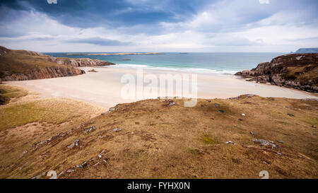 Ein unberührter Sandstrand am Ceannabeinne, "das Ende der Berge", an Sutherlands Far North Coast in den schottischen Highlands. Stockfoto