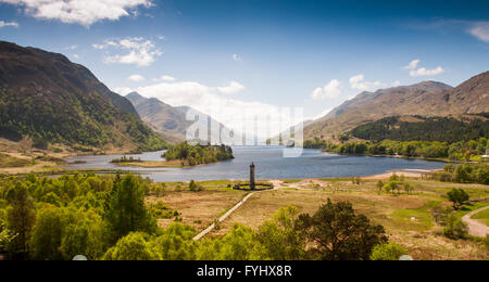 Loch Shiel unter Bergen bei Glenfinnan in den Highlands von Schottland, mit dem Glenfinnan Monument zu Charles Edward Stuart. Stockfoto