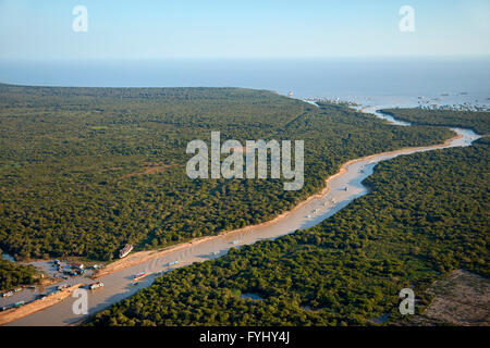 Siem Reap-Fluss, und Chong Khneas schwimmenden Dorf und Tonle Sap See in Ferne, in der Nähe von Siem Reap, Kambodscha - Antenne Stockfoto