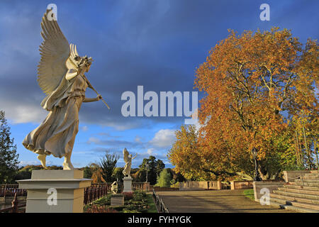 Schwimmende Victoria Statue, Schloss Schwerin Palace Stockfoto