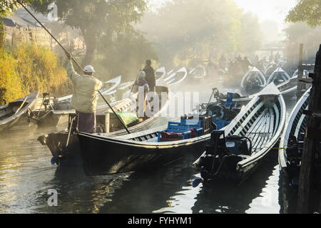 Lonboats am Kanal, Nyaung Shwe, Inle-See, Myanmar Stockfoto