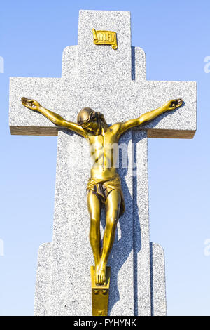 Jesus Christus am Kreuz auf einem Friedhof Stockfoto