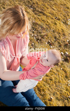 Mutter hilft ihrem Baby stehend Stockfoto