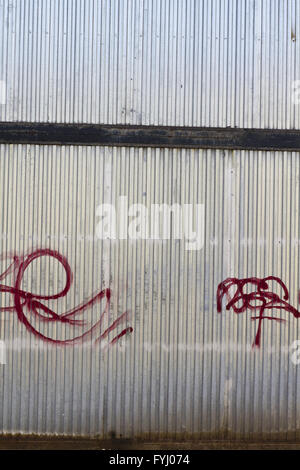 Schmutzige Tür Metall Grunge, graffiti Stockfoto