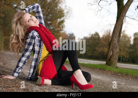 Sitzen auf dem Boden mit roten pumps Stockfoto