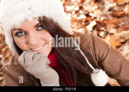 Junge attraktive Mädchen im Herbst Stockfoto