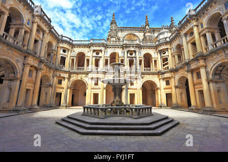 Gut erhaltene Burg. In der Mitte - ein Brunnen Stockfoto