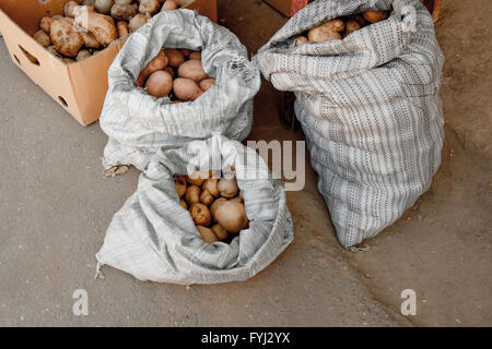 Kartoffeln im Leinensack auf Asphalt Hintergrund Stockfoto