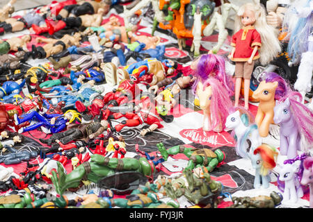 Viele antike Puppen und Retro-Spielzeug street Fair Stockfoto