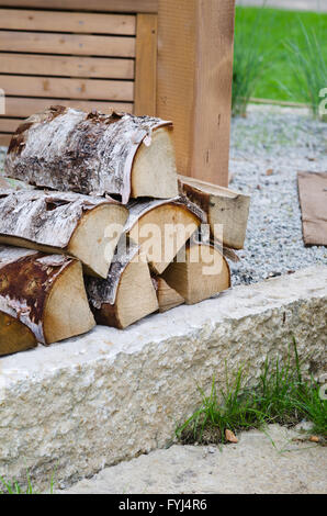 Ein Haufen von Birkenholz in den Garten, Nahaufnahme Stockfoto