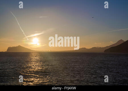 Sonnenuntergang Landschaft von Benidorm und Sierra Helada. Foto von Ifach Bürgersteig. Stockfoto