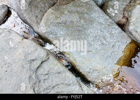 Wasser fließt, gritstone Felsen, Kinder Scout, Derbyshire Peak District National Park, England, Großbritannien Stockfoto