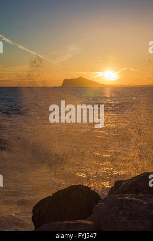 Sonnenuntergang Landschaft von Benidorm und Sierra Helada. Foto von Ifach Bürgersteig. Stockfoto