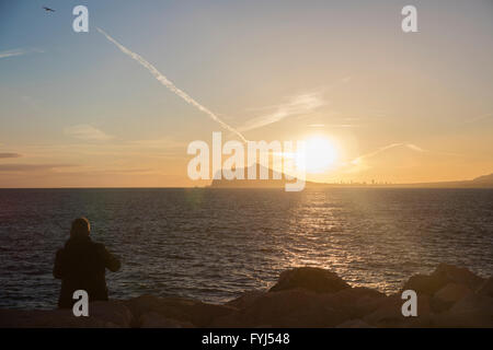 Sonnenuntergang Landschaft von Benidorm und Sierra Helada. Foto von Ifach Gehweg, während jemand die Szene beobachtet Stockfoto