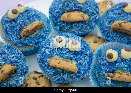 Handgemachte Kokos Muffins mit Schokoladen-Plätzchen Stockfoto