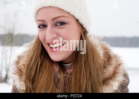 lächelnde Winter Dame in Fell gekleidet Stockfoto