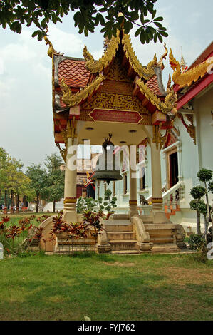 Eine große Glocke hängt an einem Eingang an der Tempelanlage Wat Phra Singh in Chiang Mai, Nordthailand Stockfoto