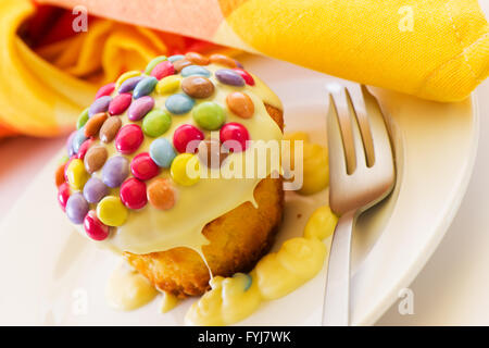 Cupcake und smarties Stockfoto