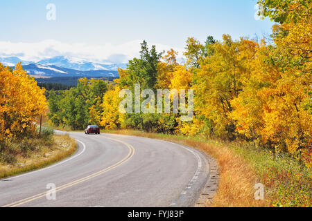 Herbst in Kanada. Abrupt biegt die Straße zwischen Bäumen Stockfoto