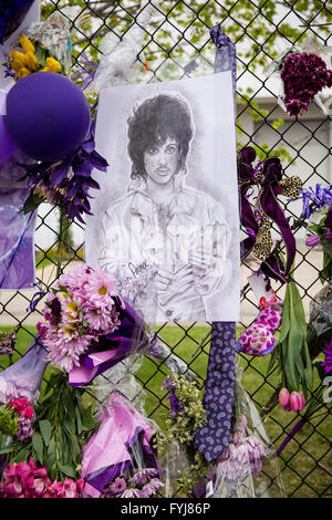 Ehrungen und Andenken links pop für-Ikone Prince außerhalb Paisley Park in Chanhassen, Minnesota. Stockfoto