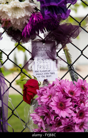 Ehrungen und Andenken links pop für-Ikone Prince außerhalb Paisley Park in Chanhassen, Minnesota. Stockfoto