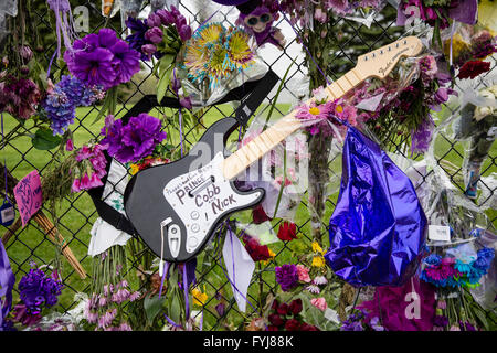 Ehrungen und Andenken links pop für-Ikone Prince außerhalb Paisley Park in Chanhassen, Minnesota. Stockfoto