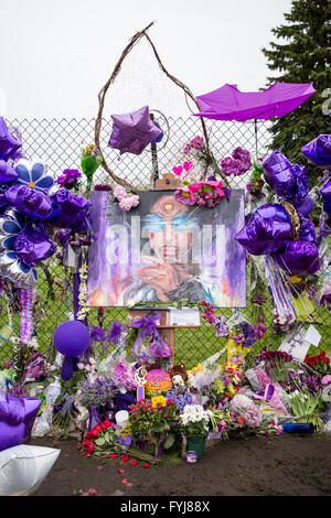 Ehrungen und Andenken links pop für-Ikone Prince außerhalb Paisley Park in Chanhassen, Minnesota. Stockfoto