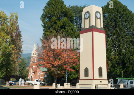 Mafeking Square Clocktower und Uniting Church auf der Bright, Victoria Stockfoto