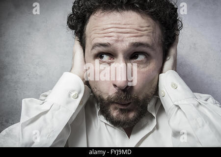 Unternehmer über seine Ohren, Mann im weißen Hemd mit lustige Ausdrücke Stockfoto