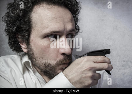 Sauber, Geschäftsmann mit einem Spray, Reinigung, Mann im weißen Hemd mit lustige Ausdrücke Stockfoto