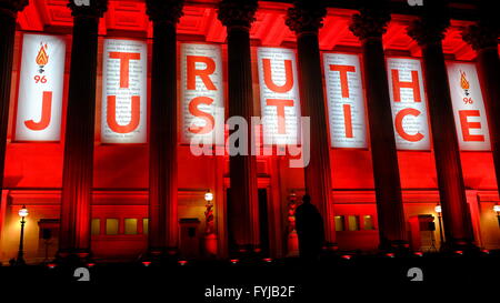 Liverpools St Georges Hall beleuchtet in rot mit Banner Anzeige der Namen der 96 Opfer der Hillsborough-Katastrophe. Stockfoto
