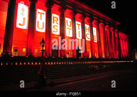 Liverpools St Georges Hall ist für jedes der 96 Opfer der Hillsborough-Tragödie in rot mit einer Laterne beleuchtet. Stockfoto