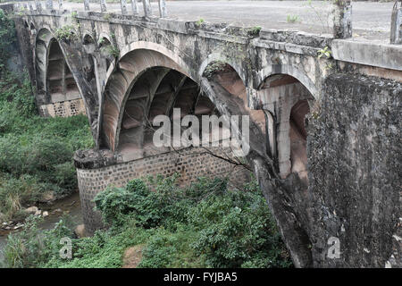 QUANG TRI, Dau Mau Brücke auf Ho Chi Minh Trail, eine alte Brücke mit Vietnam-Krieg Geschichte machen von Franzosen finden bei Cam Lo Stockfoto