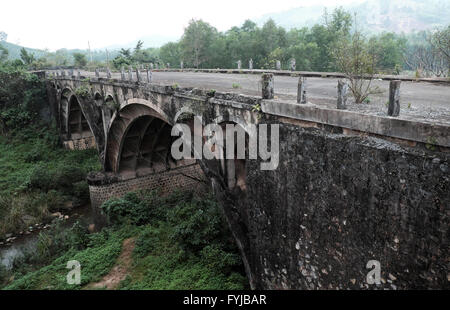 QUANG TRI, Dau Mau Brücke auf Ho Chi Minh Trail, eine alte Brücke mit Vietnam-Krieg Geschichte machen von Franzosen finden bei Cam Lo Stockfoto