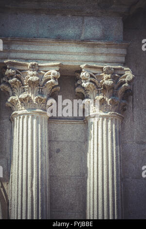 Tempel, korinthischen Kapitellen, Steinsäulen in alten Gebäude in Spanien Stockfoto