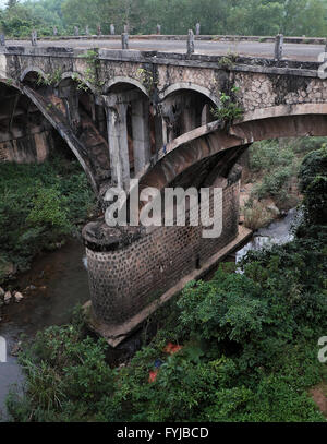 QUANG TRI, Dau Mau Brücke auf Ho Chi Minh Trail, eine alte Brücke mit Vietnam-Krieg Geschichte machen von Franzosen finden bei Cam Lo Stockfoto