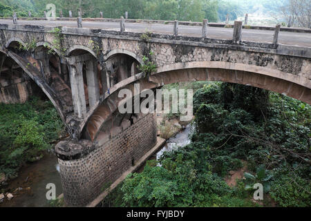 QUANG TRI, Dau Mau Brücke auf Ho Chi Minh Trail, eine alte Brücke mit Vietnam-Krieg Geschichte machen von Franzosen finden bei Cam Lo Stockfoto