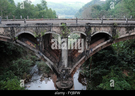 QUANG TRI, Dau Mau Brücke auf Ho Chi Minh Trail, eine alte Brücke mit Vietnam-Krieg Geschichte machen von Franzosen finden bei Cam Lo Stockfoto