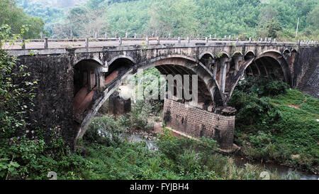 Dau Mau Brücke über Ho Chi Minh Trail, eine alte Brücke mit Vietnam-Krieg Geschichte machen von Franzosen finden bei Cam Lo Stockfoto